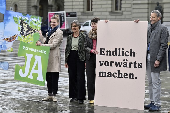 Die Nationalraete Nadine Masshardt, SP-BE, Martina Munz, SP-SH, Lisa Mazzone, Praesidentin Gruene Schweiz und Nationalrat Christophe Clivaz, GP-VS, von links, von der Umweltkampagne Ja zu sauberer Ene ...