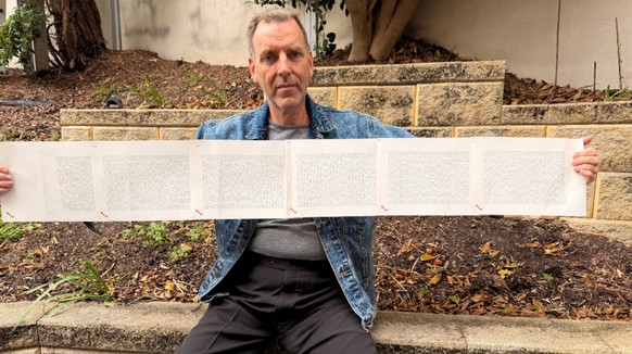 Laurence änderte 1990 seinen Namen und fügte seinem ursprünglichen Geburtsnamen Laurence Gregory Watkins 2250 weitere Namen hinzu.