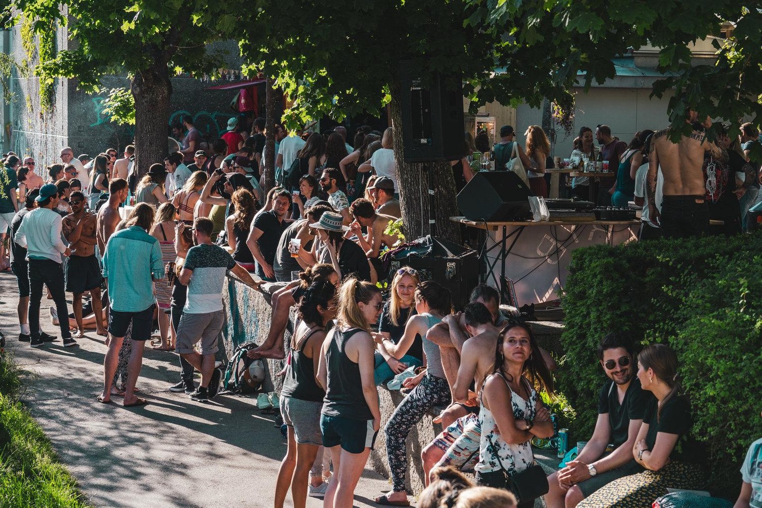 Pop-Up-Bars wie das «Trybhouz» in Bern ziehen die Leute in Scharen an.