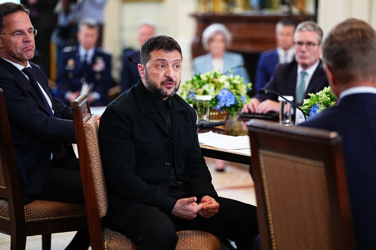 epa12308686 Ukraine's President Volodymyr Zelensky (C) participates in a Multilateral Meeting with European Leaders in the East Room of the White House in Washington, DC, USA, 18 August 2025. Eur ...