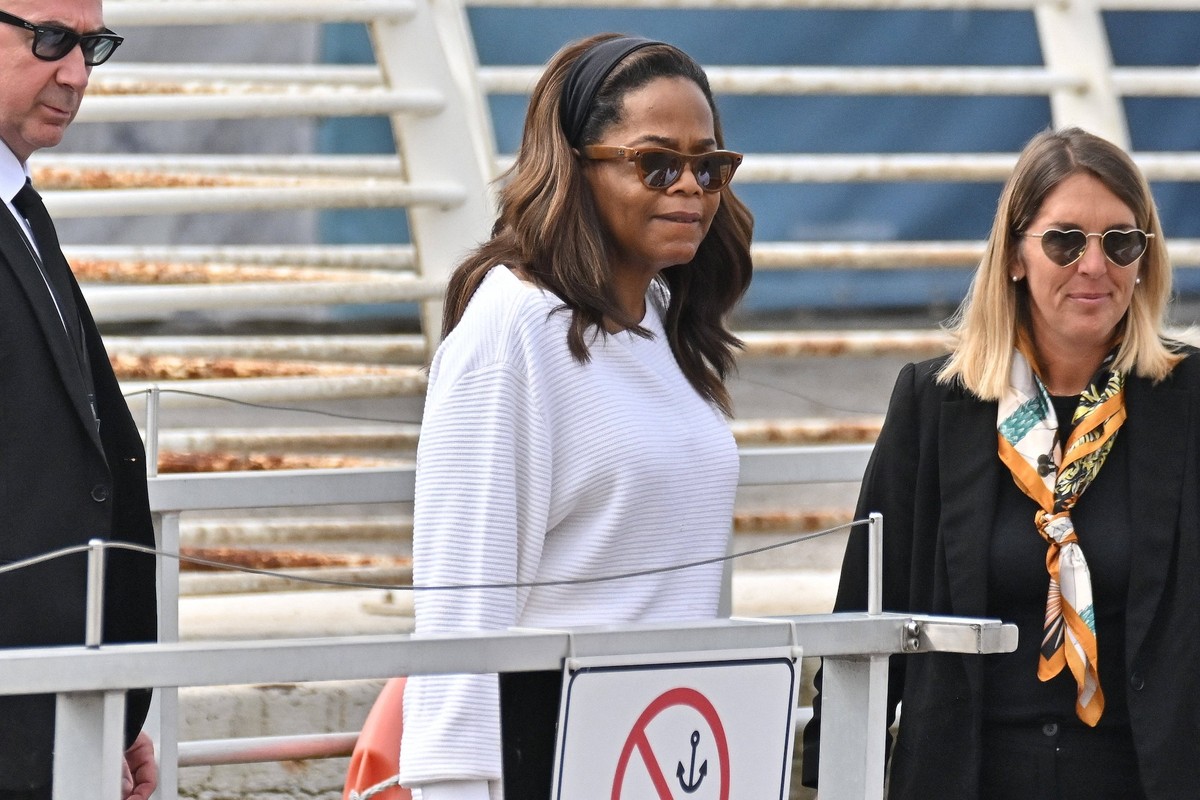 Oprah Winfrey At Venice Airport Oprah Winfrey arriving at Venice airport ahead of Jeff Bezos wedding in Venice on June, 26, 2025. Photo by Julien Reynaud/APS-Medias/ABACAPRESS.COM Paris France PUBLICA ...
