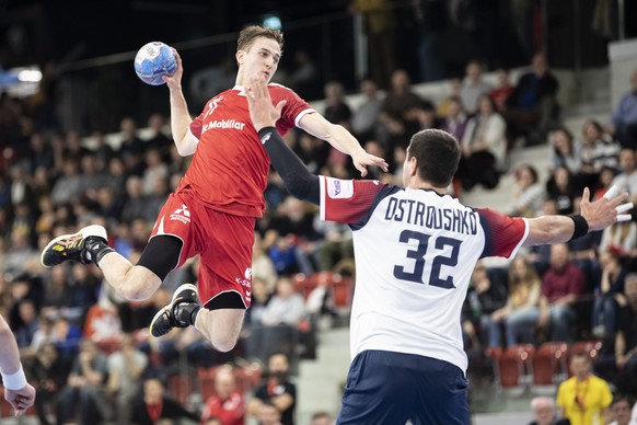 Switzerland's Roman Sidorowicz, left, in action against Ukraine's Vladysla Ostoushko, right, during the Yellow Cup Handball game between Switzerland and Ukraine in Switzerland, Winterthur, F ...