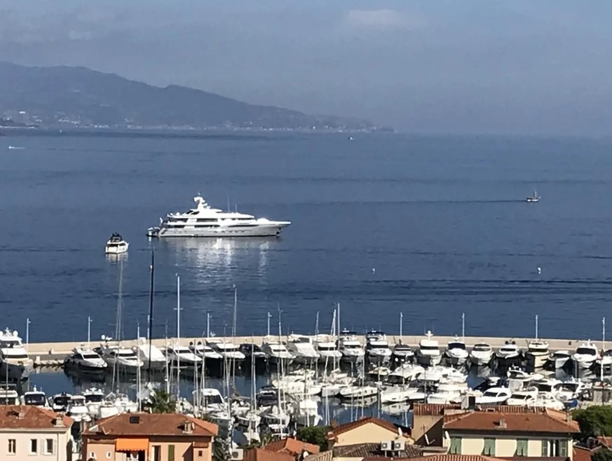 Diskrete Milliardäre: Wem gehört wohl diese Superyacht, die im Hafen von Cap Ferrat in Südfrankreich keinen Platz hat?