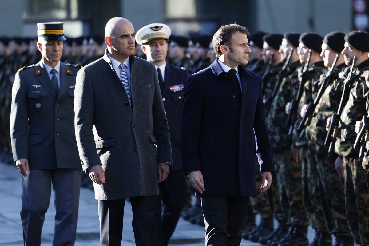 Switzerland President Alain Berset, left, and French President Emmanuel Macron inspect the guard of honour of the Swiss army on the Federal square in front of the Federal Palace, the Swiss Parliament  ...
