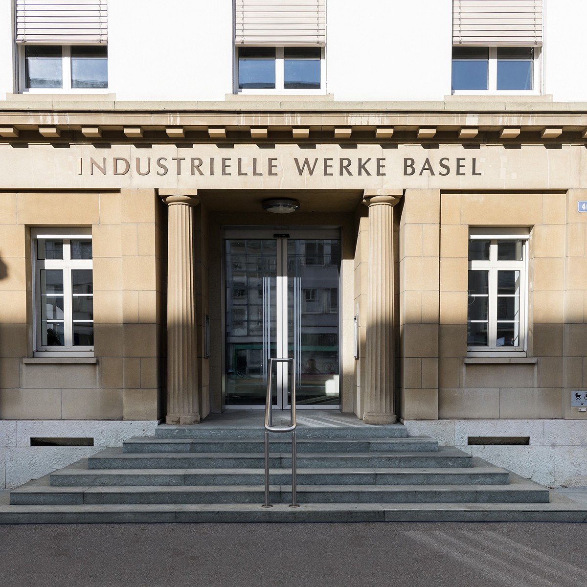 Der Eingang zum IWB-Gebaeude in Basel, fotografiert am MIttwoch, 25. Oktober 2017. (KEYSTONE/Georgios Kefalas)