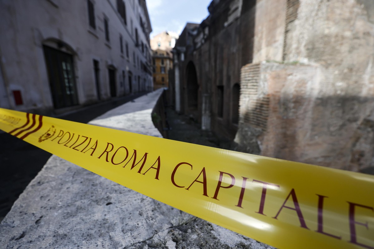 epa12480638 A police cordon at an area of the Pantheon's perimeter wall in Rome, Italy, 25 October 2025. A Japanese tourist died on 24 October evening after falling from the perimeter wall of the ...