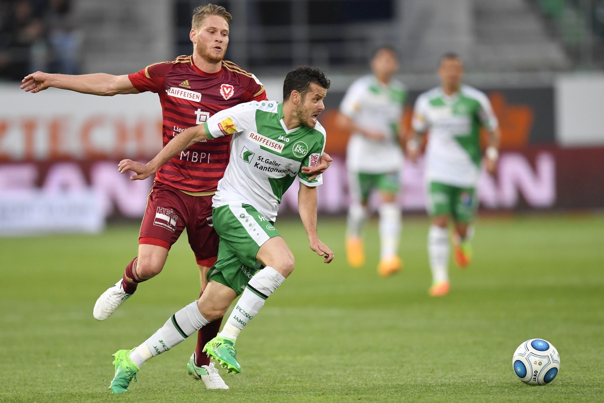 St. Gallen's Tranquillo Barnetta, rechts, gegen Vaduz' Nicolas Hasler, im Fussball Super League Spiel zwischen dem FC St. Gallen und dem FC Vaduz, am Samstag, 13. Mai 2017, im Kybunpark in S ...