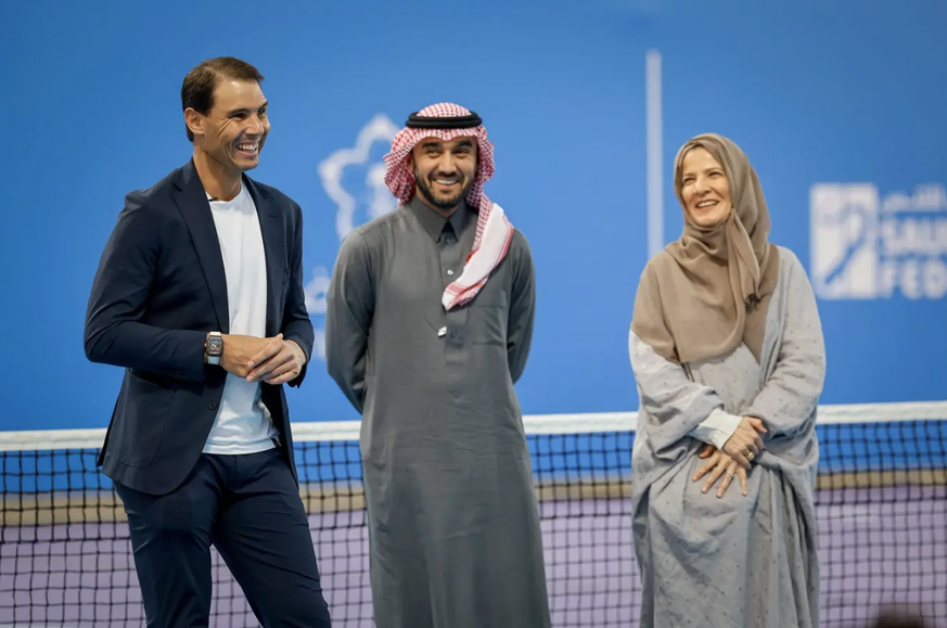Rafael Nadal mit dem saudischen Abdulaziz bin-Turki al Saud und Arij Mutabagani, der Präsidentin des saudischen Tennisverbands.