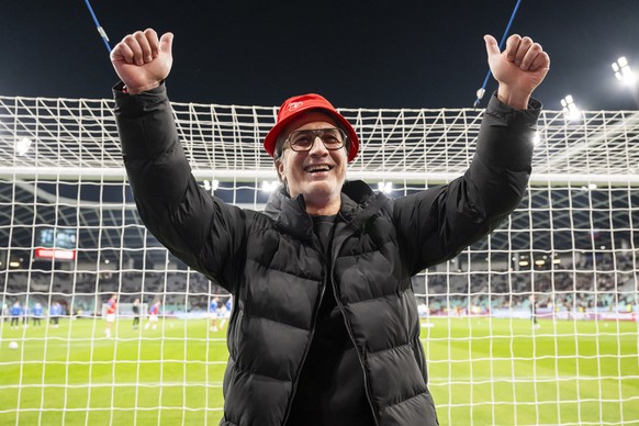 epa12451668 Switzerland&#039;s head coach Murat Yakin greets fans before the FIFA World Cup qualifying match between Slovenia and Switzerland in Ljubljana, Slovenia, 13 October 2025. EPA/ANTHONY ANEX