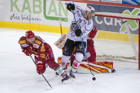 Tigers, Larry Leeger, und Goalie, Ivars Punnenovs, kaempften um den Puck, gegen Luganos, Jani Lajunen, rechts, waehrend dem Meisterschaftsspiel der National League, zwischen den SCL Tigers und den HC  ...