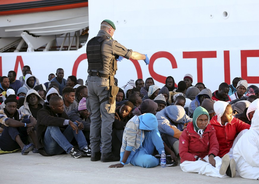 Flüchtlinge nach ihrer Ankunft in Italien.