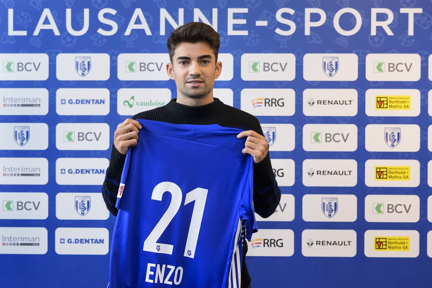 Enzo Zidane, le nouveau joueur du FC Lausanne-Sport, pose avec son maillot lors d&#039;une conference de presse ce vendredi 5 janvier 2018 a Lausanne. (KEYSTONE/Jean-Christophe Bott)