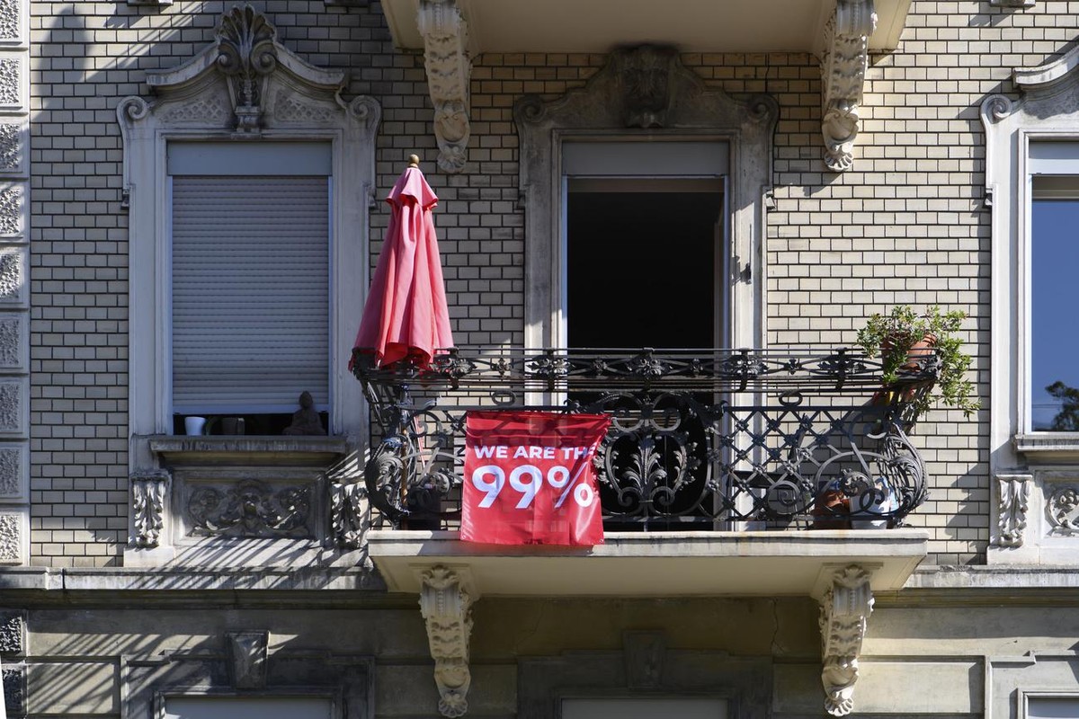 Eine Fahne wirbt fuer ein Ja zur "99%-Initiative" am Samstag, 11. September 2021, in Bern. Am 26. September stimmt die Schweizer Bevoelkerung ueber die "99%-Initiative" ab. (KEYSTO ...