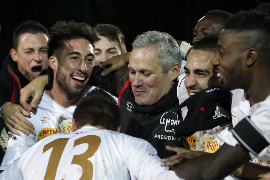 Le president du club vaudois Serge Dupperet celebre la victoire de son equipe apres les 8eme de finale de la Coupe Suisse de football entre le FC Le Mont LS et les BSC Young Boys ce samedi 9 novembre  ...