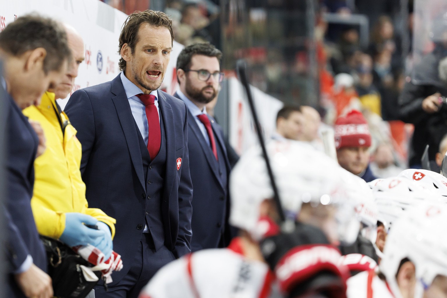 Patrick Fischer, left, head coach of Switzerland national ice hockey team, talks to his players, during the at the Euro Hockey Tour - Swiss Ice Hockey Games 2022 between Switzerland and Finland, at th ...