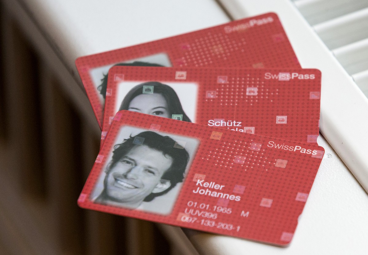 ZUR MELDUNG, DASS „SWISSPASS“-KUNDEN AUF AUTOMATISCHE VERLAENGERUNG VERZICHTEN KOENNEN, STELLEN WIR IHNEN AM DONNERSTAG, 23. APRIL 2015, FOLGENDES ARCHIVBILD ZUR VERFUEGUNG - Der SwissPass ist zu sehe ...