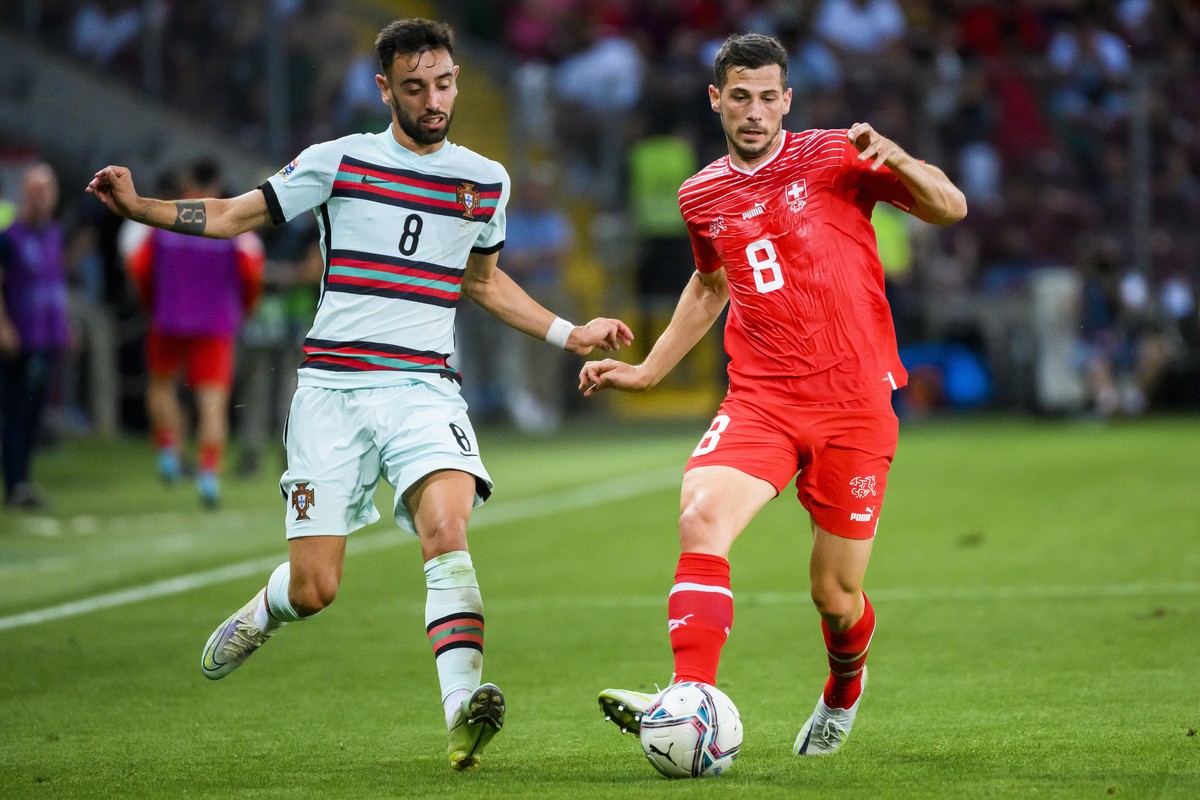 epa10010012 Portugal's midfielder Bruno Fernandes (L) fights for the ball with Switzerland's midfielder Remo Freuler during the UEFA Nations League soccer match between Switzerland and Portu ...