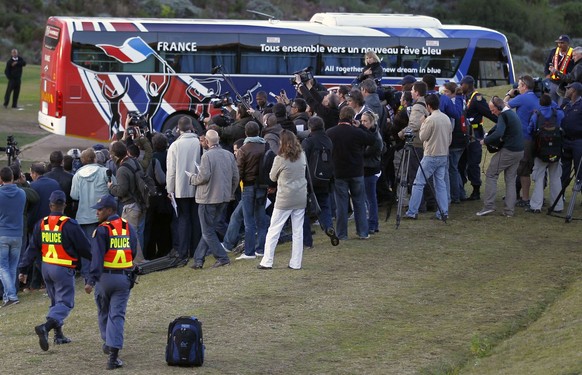 Reporter bedrängen den Bus, in dem sich die französischen Spieler verschanzt haben.