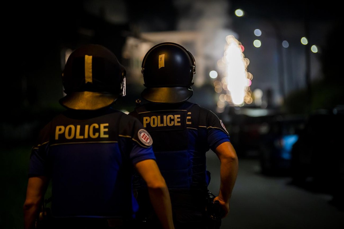 Des jeunes allument des petards et des fusees devant des policiers de la Police Nord vaudois, dans le quartier de la Villette, lors d'une nuit agitee a l'occasion de la fete nationale le dim ...