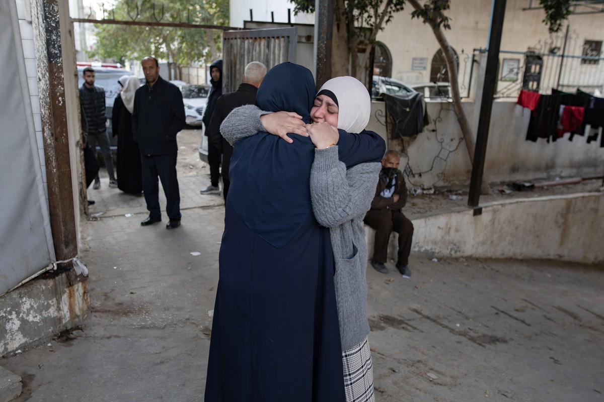 epa11244053 Northern Gaza displaced Palestinians from the Abu Nuqira family cry for relatives killed in an Israeli air strike, at Al-Najjar Hospital, in the Rafah refugee camp, southern Gaza Strip, 26 ...