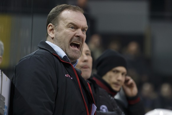 Tigers&#039; Head coach Heinz Ehlers talks too his players, during a National League regular season game of the Swiss Championship between Geneve-Servette HC and SCL Tigers, at the ice stadium Les Ver ...