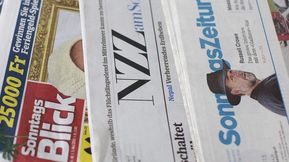 Die Schweizer Sonntagszeitungen NZZ am Sonntag, SonntagsZeitung, Schweiz am Sonntag, Zentralschweiz am Sonntag und SonntagsBlick liegen auf einem Tisch, aufgenommen am 5. Mai 2015 in Zuerich. (KEYSTON ...