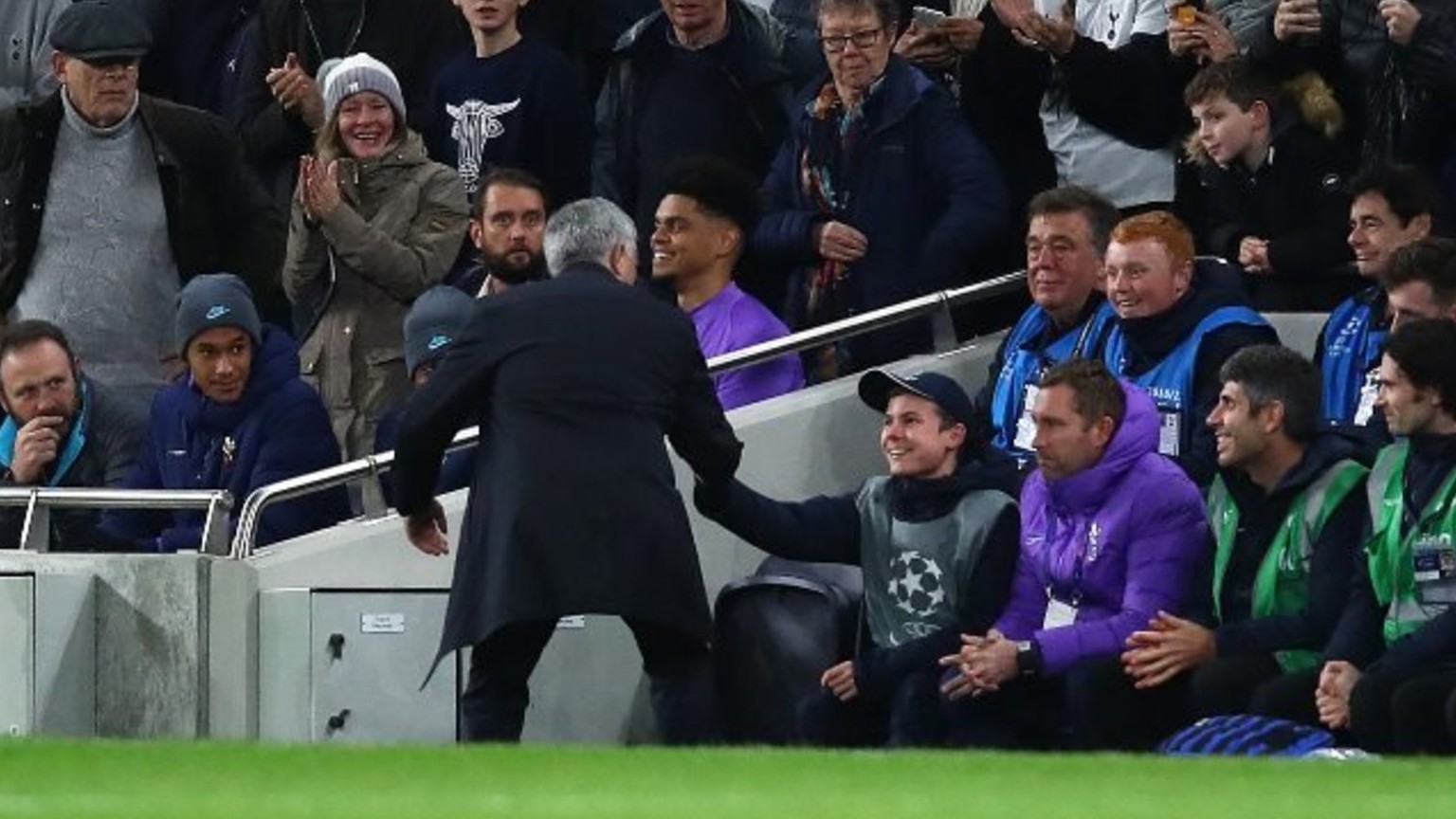 Sofort nach dem Tor bedankt sich Mourinho beim gedankenschnellen Callum.