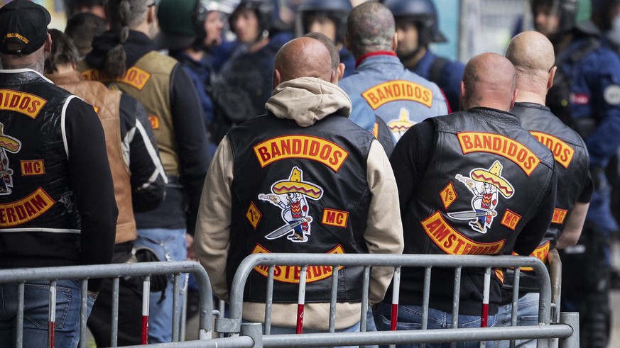 Mitglieder der Bandidos stehen vor dem Gerichtsgebaeude, waehrend dem Prozess um die Auseinandersetzung der Motorradclubs Hells Angels und Bandidos, am Montag, 30. Mai 2022, in Bern. (KEYSTONE/Stringe ...