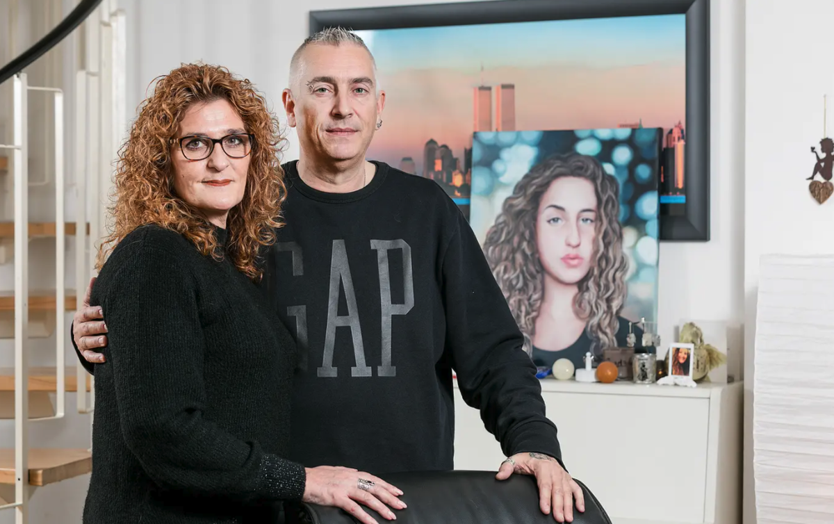 Nadya und Candid Pfister vor einem Bild ihrer Tochter Céline.