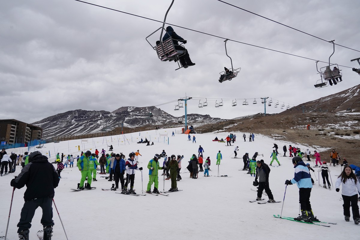 KEYPIX - epa13101716 People gather to go skiing at the El Colorado Mountain Resort in the Andes Mountains, 50 kilometers from Santiago, Chile, 9 July 2026. Chile has officially kicked off its ski seas ...