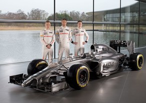 Der neue McLaren mit den Teamfahrern.