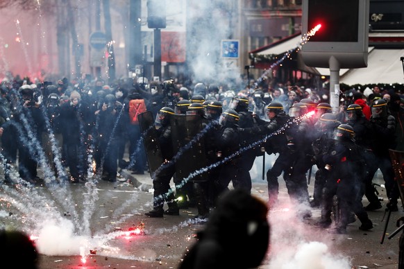 epa08046885 French riot police clash with protesters during a demonstration against pension reforms Paris, France, 05 December 2019. Unions representing railway and transport workers and many others i ...