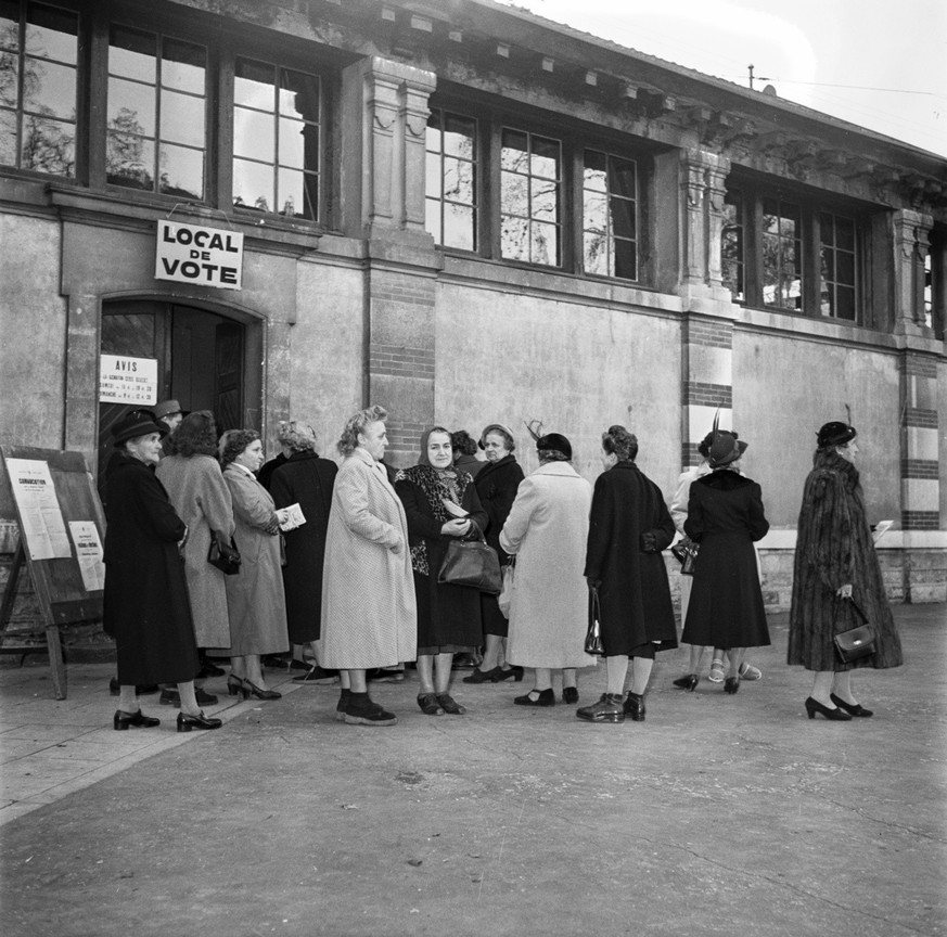 Schweizer Frauen auf ihrem ersten Gang zur Urne: Im Jahr 1952 duerfen die Genfer Frauen sich erstmals an der Wahlurne aussprechen, ob sie selbst die Ausuebung der politischen Rechte auf kantonalem und ...