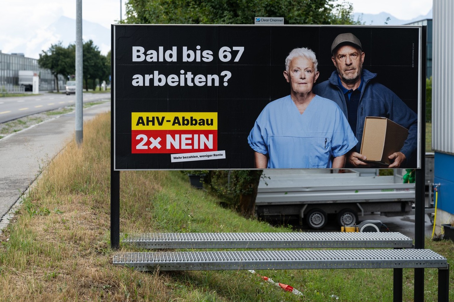 Ein Wahlplakat zur AHV-Initiative steht bei einer Strasse, am Samstag, 20. August 2022, in Muensingen. Am 25. September werden ueber die Vorlagen zur AHV-Revision, Massentierhaltung und Verrechnungsst ...