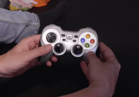 Mit diesem Logitech-Gamecontroller wird das vor der US-Küste vermisste Mini-U-Boot gesteuert.
