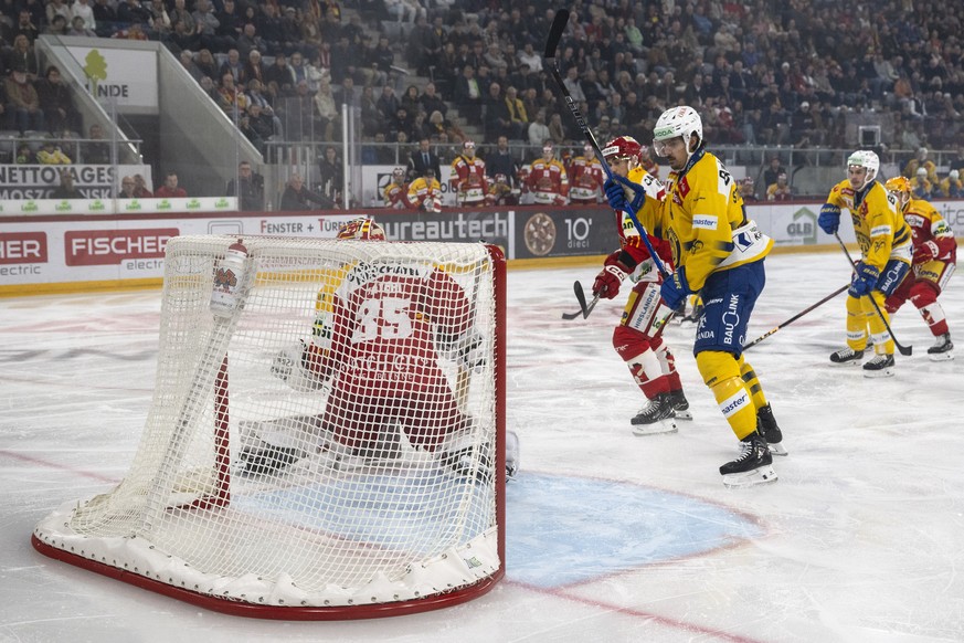 Torhueter Harri Saeteri (EHCB), links, ist neben Matej Stransky (HCD) zum 0-1 geschlagen im Spiel der Eishockey National League zwischen EHC Biel-Bienne, EHCB, und HC Davos, HCD, vom Samstag, 19. Okto ...