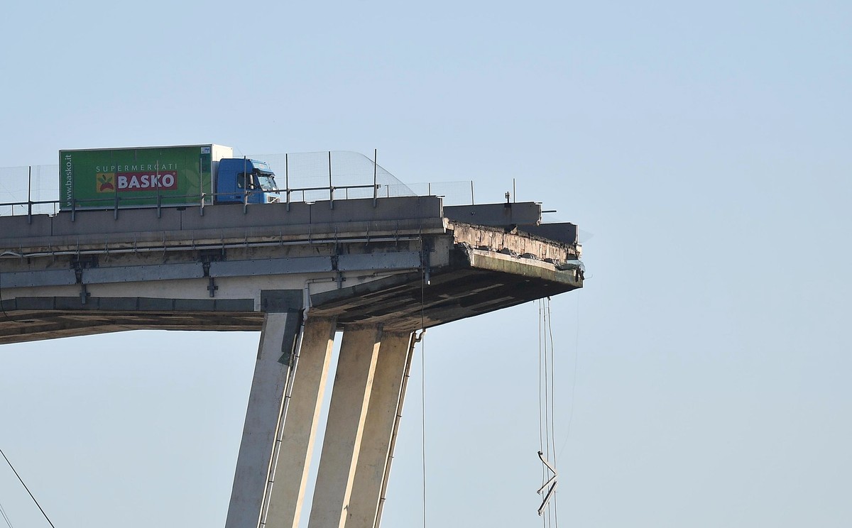 epa06950672 A general view of the collapsed Morandi bridge the day after the disaster in Genoa, Italy, 15 August 2018. The death toll for Tuesday's highway-bridge-collapse disaster in Genoa has r ...