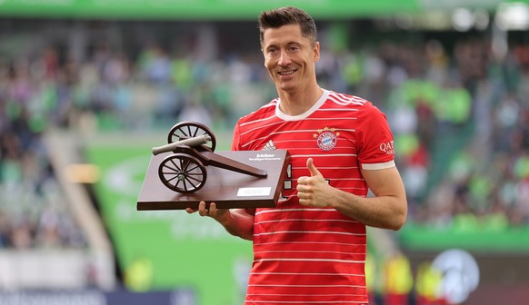 epa09946883 Bayern&#039;s Robert Lewandowski poses with the trophy for the top goal scorer of the season after the German Bundesliga soccer match between VfL Wolfsburg and FC Bayern Muenchen in Wolfsb ...