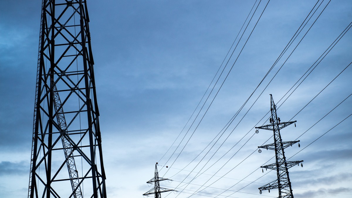 Ein Arbeiter haelt ein Seil waehrend der Konstrukion eines Hochspannungsmasts am Montag 27. Februar 2017, in Vezia im Tessin. Der Strommast des Schweizer Stromnetzes von Swissgrid wird durch die Firma ...