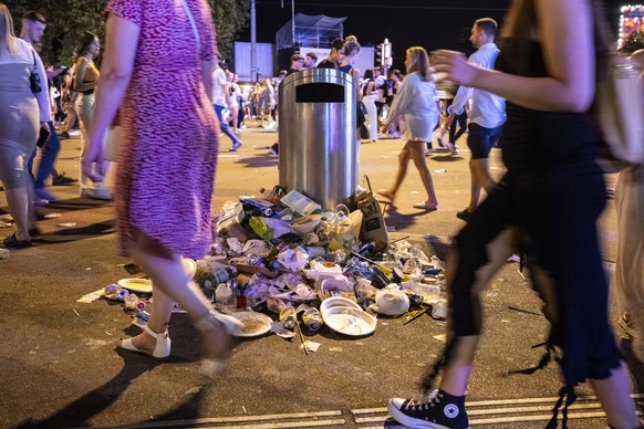 Besucher bewegen sich um den Abfall am Zueri Faescht, aufgenommen am Freitag, 7. Juli 2023 in Zuerich. An diesem Wochenende werden ueber 2 Millionen Besucherinnen und Besucher in der Limmatstadt erwar ...