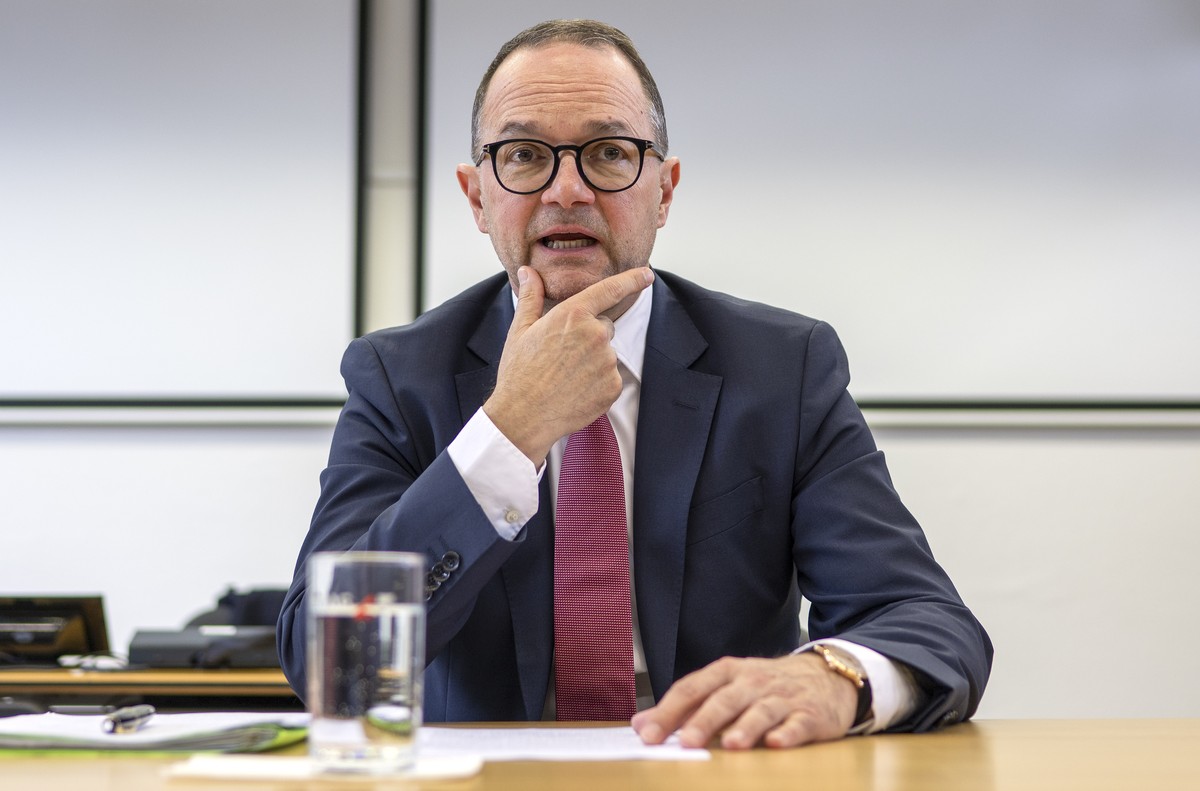 Juerg Roetheli, Verwaltungsratspraesident der Ruag MRO Holding AG, spricht an einem Hintergrundgespraech, am Montag, 24. Februar 2025, in Thun. Die Ruag nimmt Stellung zu Berichten der eidgenoessische ...
