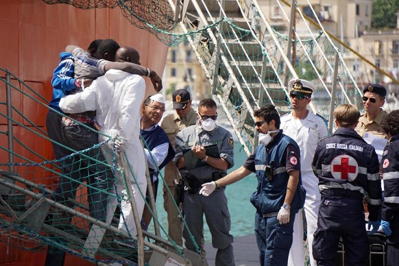 Migranten erreichen den Hafen von Palermo (Archivbild).