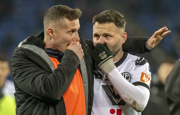 Basels Taulant Xhaka, links, und Luganos Renato Steffen, rechts, tauschen sich aus in der Pause im Fussball Meisterschaftsspiel der Regular Season der Super League zwischen dem FC Basel 1893 und dem F ...