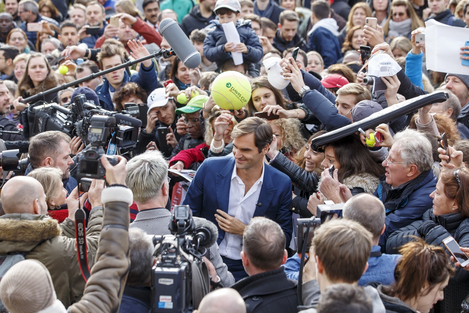 Switzerland&#039;s Roger Federer, centre, poses for a selfie with supporters, during a pre-events of the Laver Cup, in Geneva, Switzerland, Friday, February 8, 2019. (KEYSTONE/Salvatore Di Nolfi)