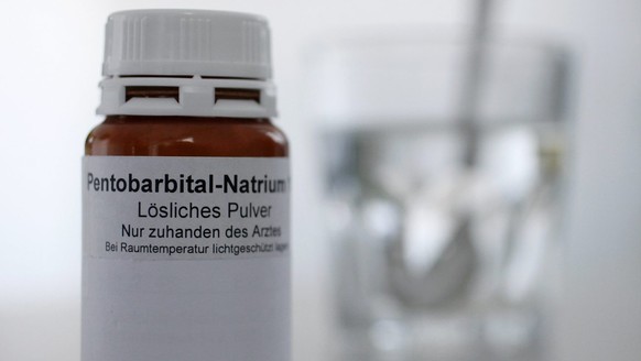 Das Schlafmittel Pentobarbital wird zuhause von Sterbewilligen eingenommen, aufgenommen bei EXIT Schweiz in Zuerich, am Freitag, 5. Dezember 2008. (KEYSTONE/Alessandro Della Bella)