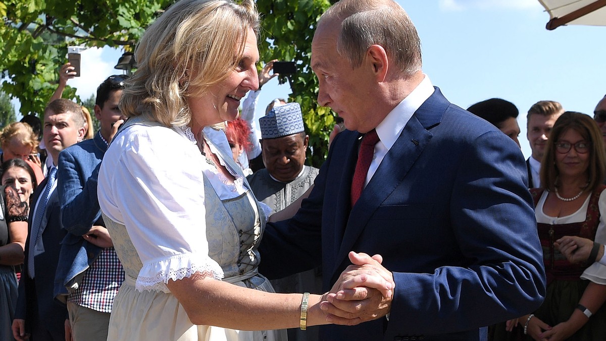 epa06956045 Russian President Vladimir Putin (C-R) dances with Austrian Foreign Minister Karin Kneissl (C-L) during her wedding to Austrian businessman Wolfgang Meilinger in Gamlitz, Austria, 18 Augus ...