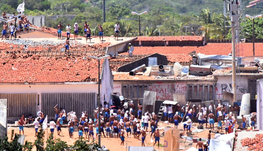 Inmates are seen during an uprising at Alcacuz prison in Natal, Rio Grande do Norte state, Brazil, January 19, 2017. REUTERS/Josemar Goncalves FOR EDITORIAL USE ONLY. NO RESALES. NO ARCHIVES