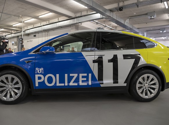 Jetzt verlassen sie die Garage: Die Basler Polizei nimmt am Wochenende ihre ersten Teslas als neue Alarmpikett-Fahrzeuge in Betrieb. (KEYSTONE/Georgios Kefalas)