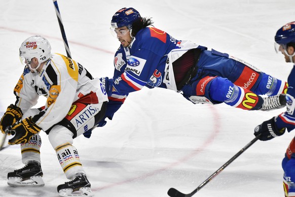 Der Zuercher Jonas Siegenthaler, rechts, gegen den Tessiner Alessio Bertaggia, links, im fuenften Eishockey Playoff-Viertelfinalspiel der National League A zwischen den ZSC Lions und dem HC Lugano, am ...