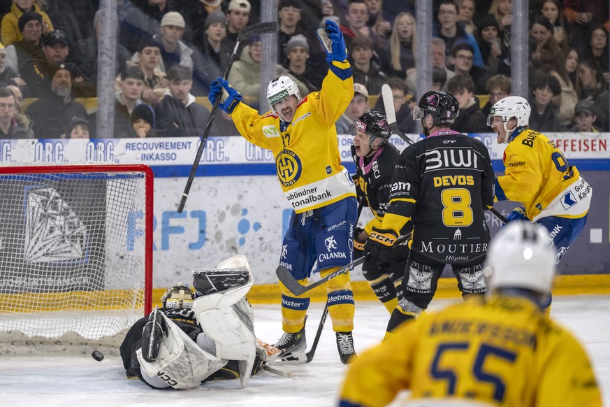 Yannick Frehner (HCD), Mitte, jubelt nach seinem Treffer zum 2:4 im Qualifiaktionsspiel der Eishockey National League zwischen dem HC Ajoie und dem HC Davos in der Raiffeisen Arena in Porrentruy, am S ...